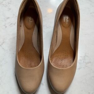 Clarks Women's Tan Pumps